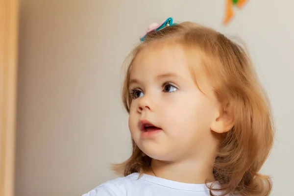 Afbeelding Van Een Kind Uit Profiel Witte Achtergrond Noot Ondiepe — Stockfoto