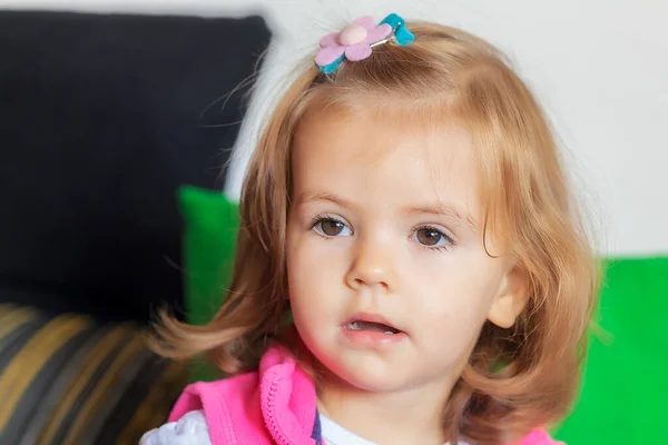 Retrato Niño Con Corte Pelo Chaleco Rosa Nota Poca Profundidad —  Fotos de Stock