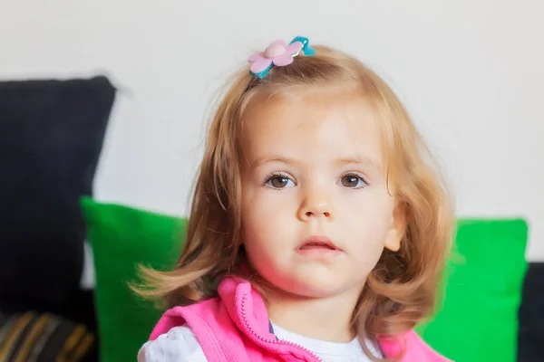 Retrato Criança Com Corte Cabelo Colete Rosa Nota Profundidade Rasa — Fotografia de Stock