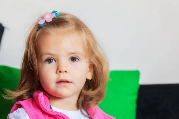 Портрет Ребенка Стрижкой Розовым Жилетом Обратите Внимание Небольшую Глубину Резкости — стоковое фото