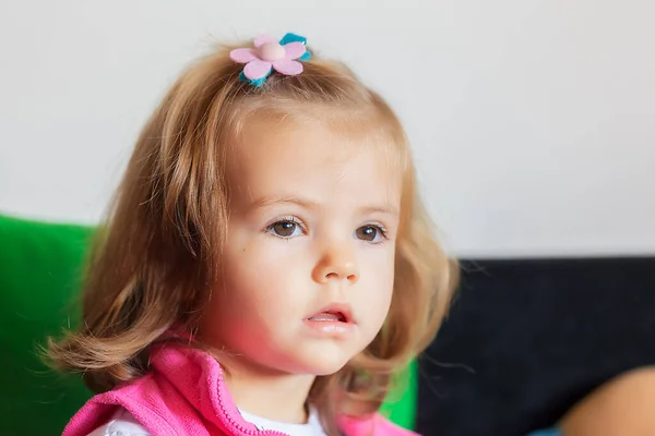 Retrato Niño Con Corte Pelo Chaleco Rosa Nota Poca Profundidad —  Fotos de Stock