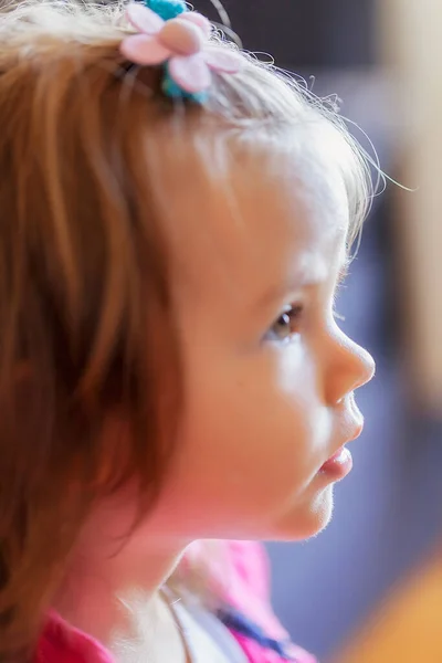 Beeld Van Een Kind Uit Profiel Tijdens Het Kijken Opmerking — Stockfoto