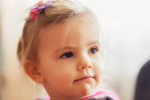 Portret Van Een Kind Tijdens Het Kijken Opmerking Ondiepe Diepte — Stockfoto