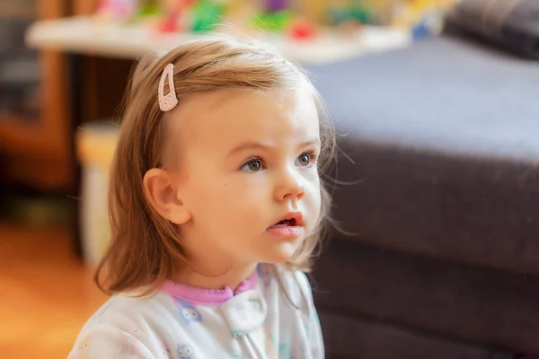 Portret Dziecka Podczas Oglądania Telewizji Zanotuj Płytką Głębię Ostrości — Zdjęcie stockowe