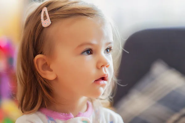 Kind Met Een Gesp Het Haar Opmerking Ondiepe Scherptediepte — Stockfoto