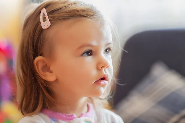 Ребенок Пряжкой Волосах Обратите Внимание Небольшую Глубину Резкости — стоковое фото