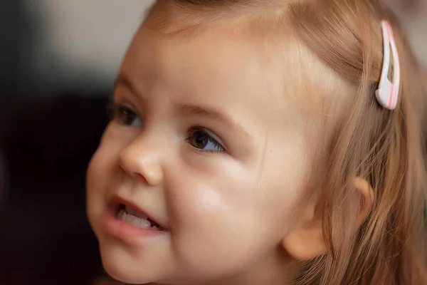 Ребенок Пряжкой Волосах Обратите Внимание Небольшую Глубину Резкости — стоковое фото