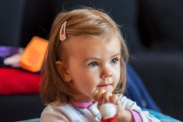 Portret Van Een Kind Tijdens Het Kijken Opmerking Ondiepe Diepte — Stockfoto