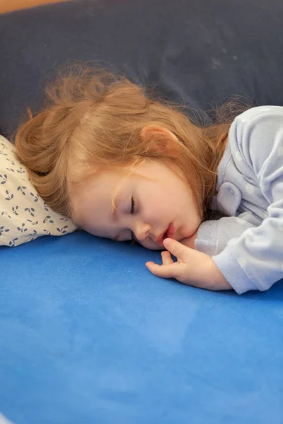 睡在床上的小女孩 穿着蓝色被单 注意田野浅浅的深度 — 图库照片