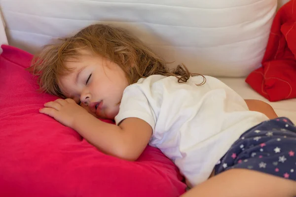 Ein Kleines Mädchen Schläft Hause Großen Schlechten Beachten Sie Flache — Stockfoto