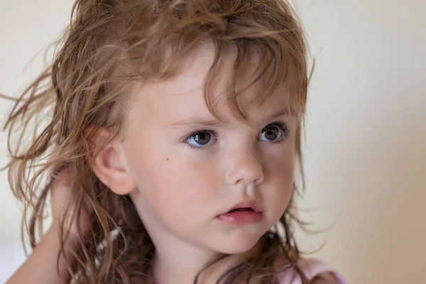 Portrait Little Girl Beach Note Shallow Depth Field — Stock Photo, Image