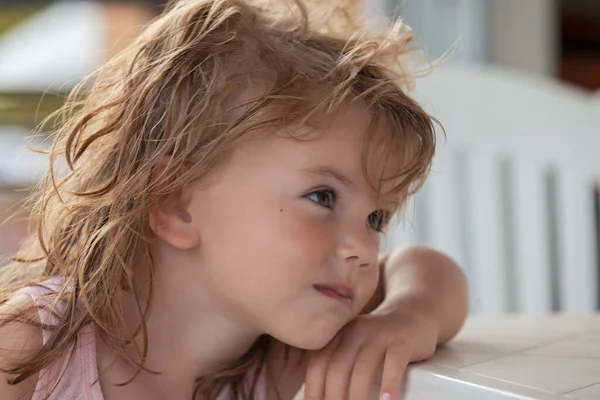 Portrait Little Girl Beach Note Shallow Depth Field — Stock Photo, Image