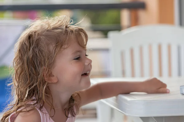 Porträt Eines Kleinen Mädchens Beim Frühstück Auf Der Terrasse Beachten — Stockfoto