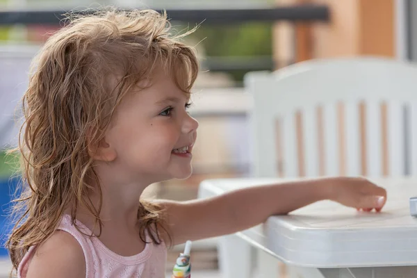 Porträt Eines Kleinen Mädchens Beim Frühstück Auf Der Terrasse Beachten — Stockfoto