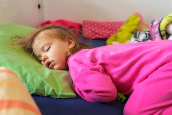Bebek Karnının Üstünde Uyuyor Dikkat Tarlanın Derinliği Stok Fotoğraf