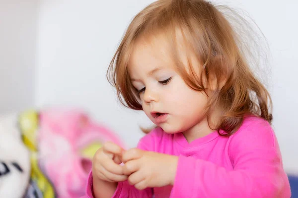 Uma Criança Jogo Casa Com Dedos Observe Profundidade Rasa Campo — Fotografia de Stock