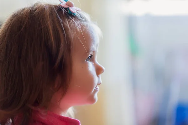 Image Enfant Profil Tandis Regardait Télévision Noter Faible Profondeur Champ Images De Stock Libres De Droits