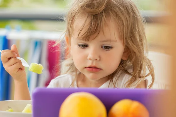 Petite Fille Manger Melon Sur Beac Photos De Stock Libres De Droits