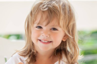 Terasta bir çocuğun portresi, alanın derinliğine dikkat edin.