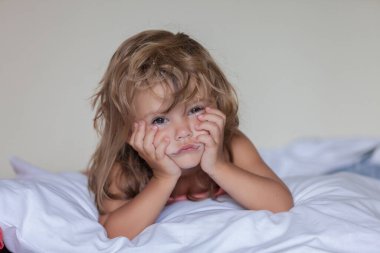 Uykulu kız yatakta