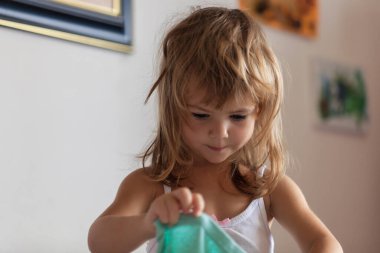 Küçük kız tek başına giyin.