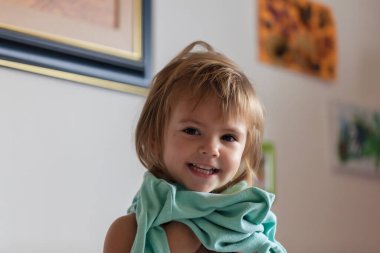 Küçük kız tek başına giyin.