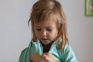 Küçük kız tek başına giyin.