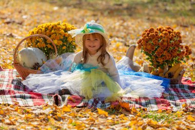 # Sonbahar güneşinde şapkalı küçük kız #