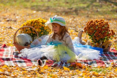 # Sonbahar güneşinde şapkalı küçük kız #