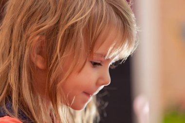 Oyun oynarken profilden bir çocuğun görüntüsü, alanın derinliğine dikkat edin