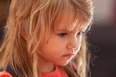 Oyun oynarken profilden bir çocuğun görüntüsü, alanın derinliğine dikkat edin