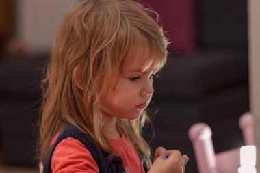 Oyun oynarken profilden bir çocuğun görüntüsü, alanın derinliğine dikkat edin