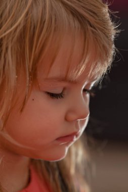 Oyun oynarken profilden bir çocuğun görüntüsü, alanın derinliğine dikkat edin