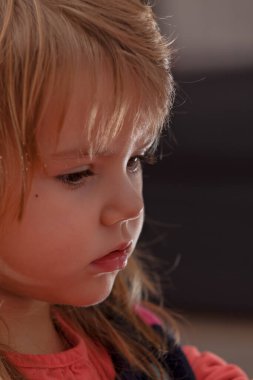 Oyun oynarken profilden bir çocuğun görüntüsü, alanın derinliğine dikkat edin