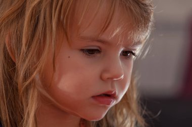 Oyun oynarken profilden bir çocuğun görüntüsü, alanın derinliğine dikkat edin