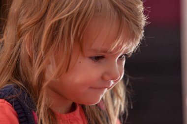 Oyun oynarken profilden bir çocuğun görüntüsü, alanın derinliğine dikkat edin