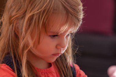 Oyun oynarken profilden bir çocuğun görüntüsü, alanın derinliğine dikkat edin