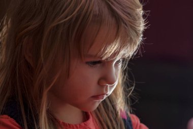 Oyun oynarken profilden bir çocuğun görüntüsü, alanın derinliğine dikkat edin