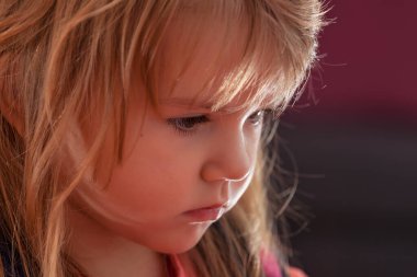 Oyun oynarken profilden bir çocuğun görüntüsü, alanın derinliğine dikkat edin