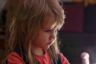 Oyun oynarken profilden bir çocuğun görüntüsü, alanın derinliğine dikkat edin