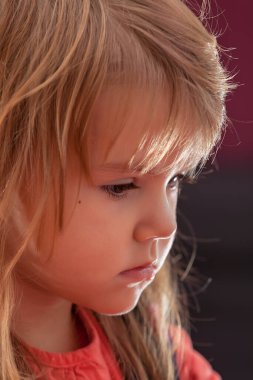 Oyun oynarken profilden bir çocuğun görüntüsü, alanın derinliğine dikkat edin