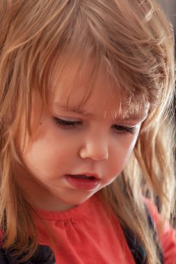 Bir çocuğun portresi, alanın derinliğine dikkat edin.