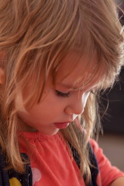 Oyun oynarken profilden bir çocuğun görüntüsü, alanın derinliğine dikkat edin