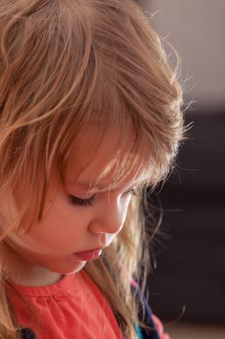 Oyun oynarken profilden bir çocuğun görüntüsü, alanın derinliğine dikkat edin