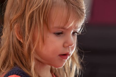 Oyun oynarken profilden bir çocuğun görüntüsü, alanın derinliğine dikkat edin