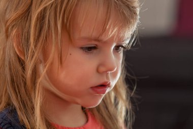 Oyun oynarken profilden bir çocuğun görüntüsü, alanın derinliğine dikkat edin