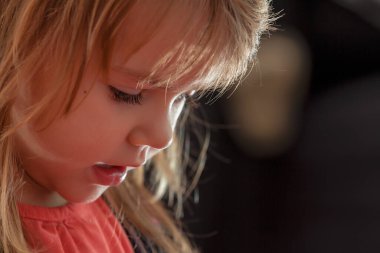 Oyun oynarken profilden bir çocuğun görüntüsü, alanın derinliğine dikkat edin