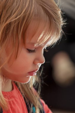 Oyun oynarken profilden bir çocuğun görüntüsü, alanın derinliğine dikkat edin