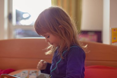 Evde oynarken tatlı bir kızın yüzündeki ifadeler.