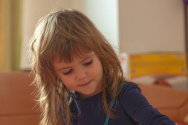 Evde oynarken tatlı bir kızın yüzündeki ifadeler.